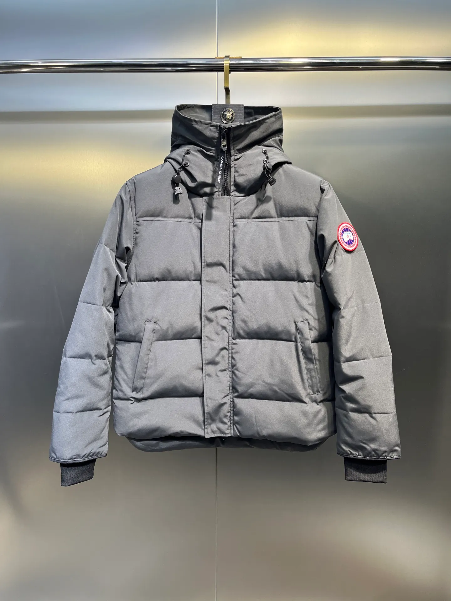 P700 Goose 🌟17 styles of chest patch, same style for men and women, cold-resistant down jackets! The fur collar is detachable. The natural Siberian coyote fur collar has a delicate yet strong feel, which comes from the sense of life that comes from the erosion of wind and frost in nature. The market usually uses raccoon fur or fake fur instead, which is not even the slightest bit better! The collar part has cold-proof flannel, which is close to the head and neck, comfortable and warm! The fabric is made of high-density nano-level waterproof fabric, which is windproof and wear-resistant and has a certain thickness! The zipper is the official YKK brand! The waist has an elastic waistline design that can be adjusted according to yourself! There is also an anti-wind Velcro inside! Seamless threaded cuffs to avoid stiffening! In order to prevent cold wind from pouring in, a double closure design is adopted. On the premise of the traditional zipper fly, six Velcro fasteners are used for secondary closure, which brings better warmth retention effect. It retains the classic hooded design and uses super large luxurious wolf fur to protect against wind and cold. No matter how low the temperature is this winter, one piece is enough. I’ll give you the wind and temperature. Size: s-xxl